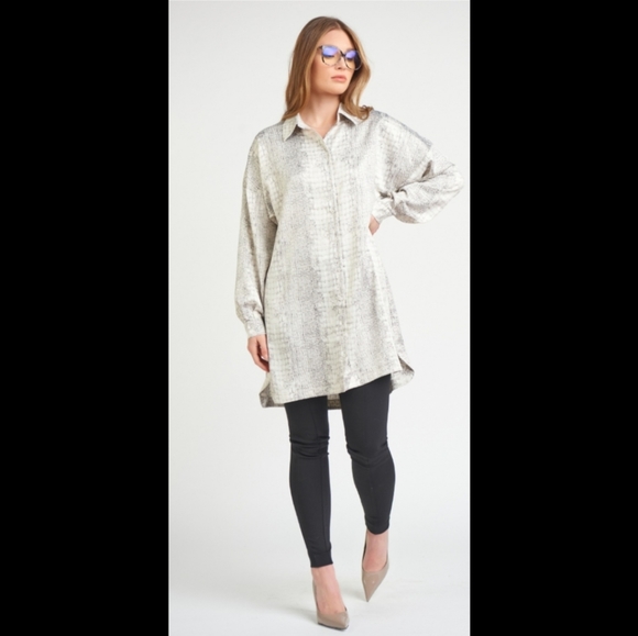 Black Tape Cream Snake Print Tunic Blouse Size M - Picture 3 of 8